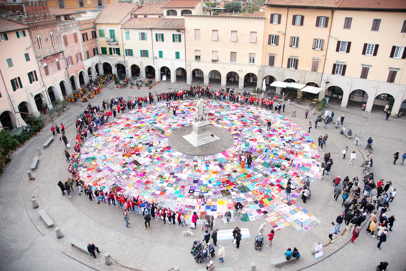 viva vittoria modena piazza colorata dalle coperte